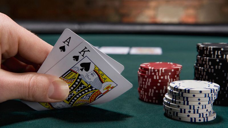 Trong luật Poker, các ván bài được phân loại dựa trên độ mạnh yếu của các lá bài