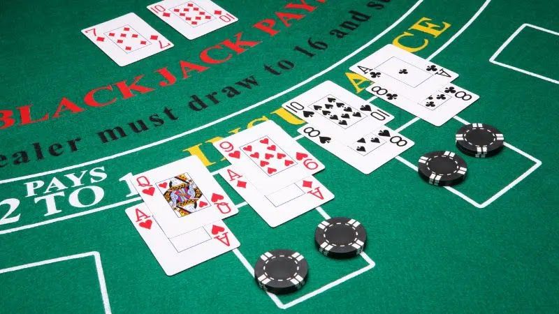 Một trong những chiến thuật cơ bản nhất trong xì dách là quyết định khi nào nên rút thêm bài